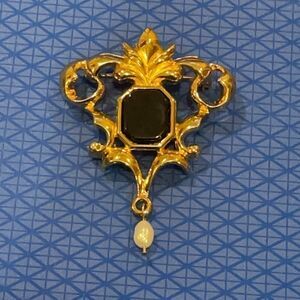 Vintage Signed Avon gold-tone onyx & pearl Brooch